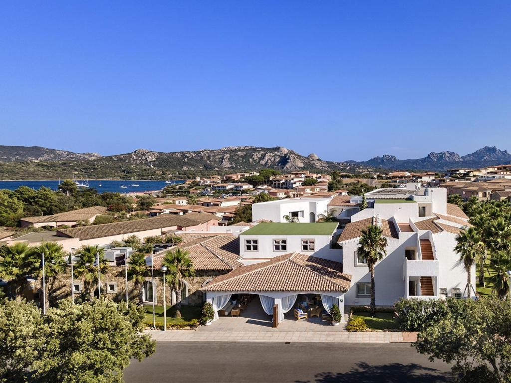 une vue aérienne d'une grande maison blanche dans l'établissement Grand Hotel Cannigione, à Cannigione