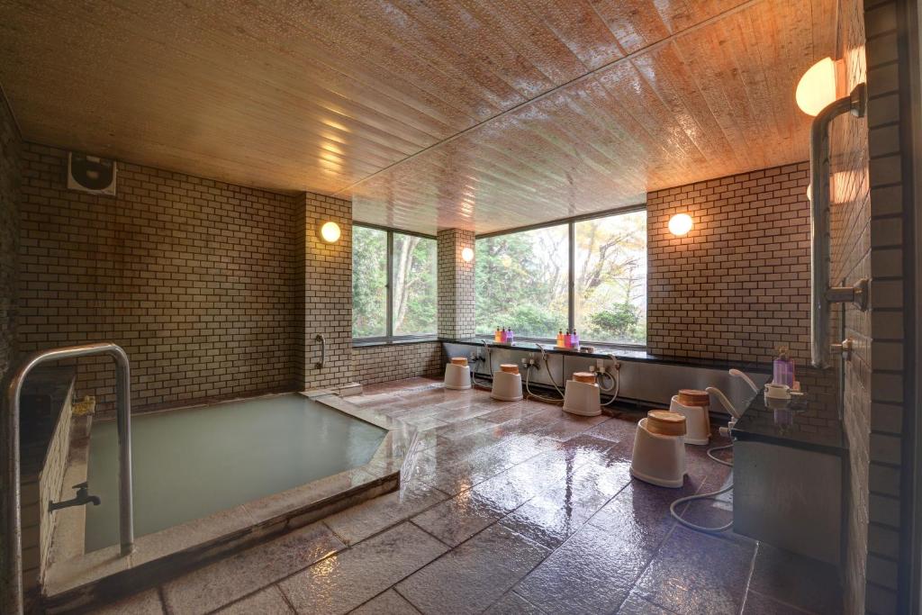 La grande salle de bains est pourvue d'une baignoire et de toilettes. dans l'établissement Mizu no Kaori, à Hakone
