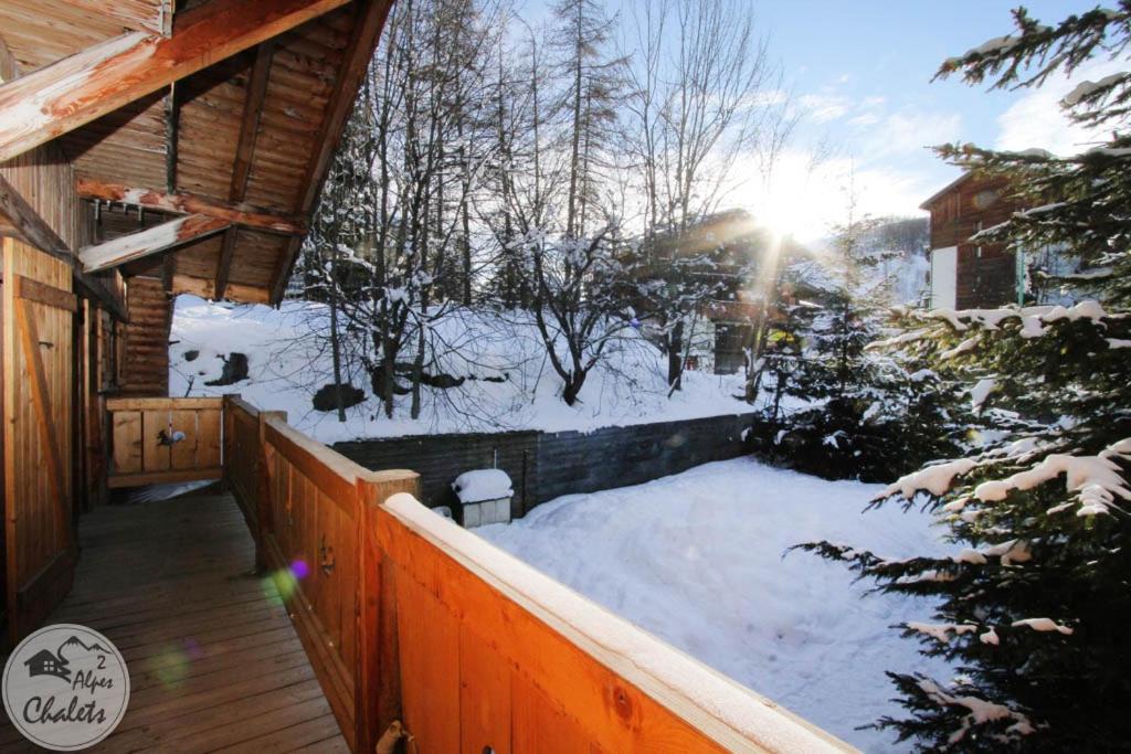 une véranda d'une cabine enneigée au sol dans l'établissement 2AlpesChalets - Chalet Marie 1 - Standing et Sauna au pieds des pistes, à Les Deux Alpes