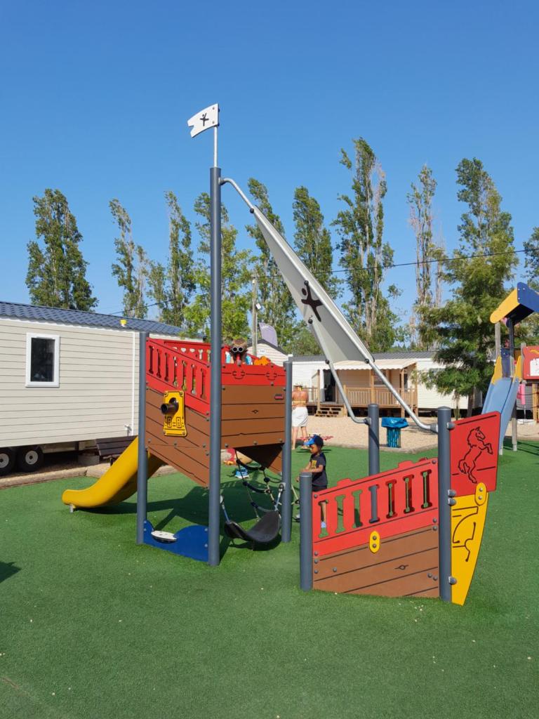 une aire de jeux avec différents types d'équipements de jeux dans l'établissement Grand mobilhome spacieux 8 places frejus/straphael, à Fréjus