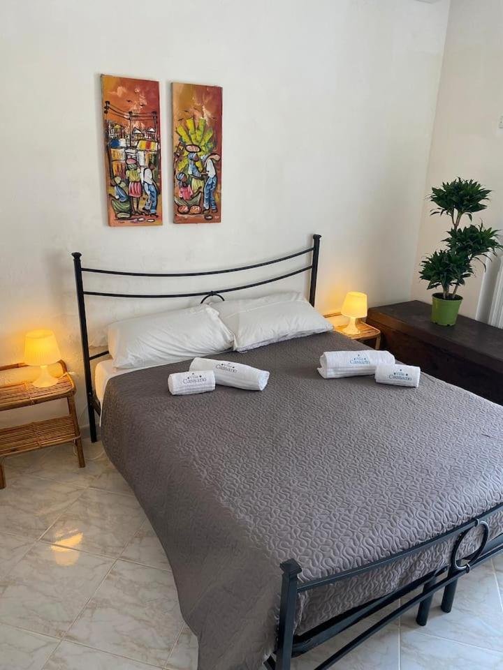 une chambre avec un lit avec deux serviettes dessus dans l'établissement Pugliaholidayplus - VILLA CASSANO, à Polignano a Mare