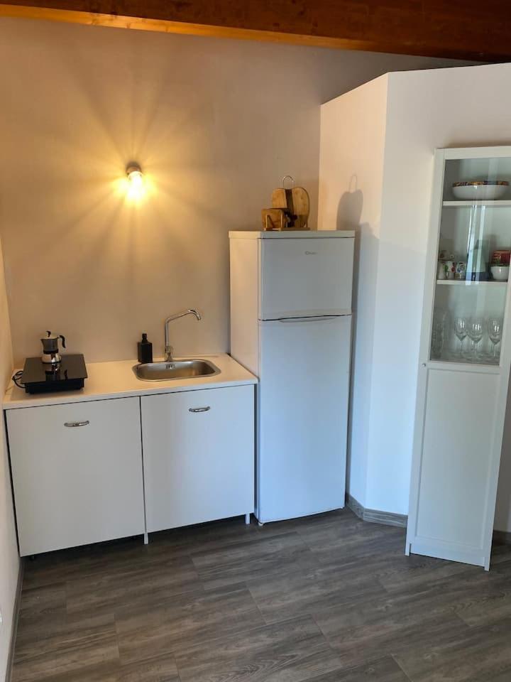 une cuisine avec un réfrigérateur blanc et un évier dans l'établissement Pugliaholidayplus - VILLA CASSANO, à Polignano a Mare