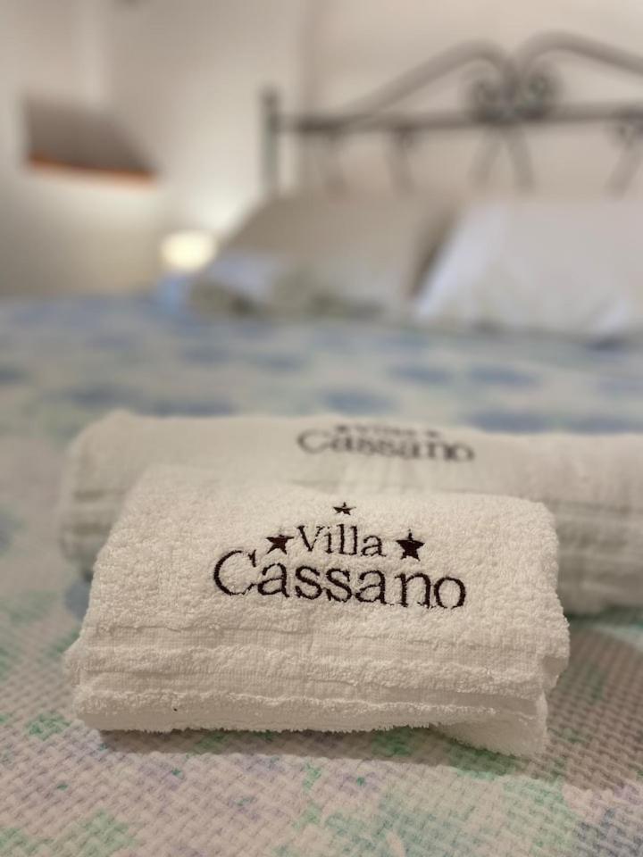 - une serviette portant le nom d'un hôtel sur un lit dans l'établissement Pugliaholidayplus - VILLA CASSANO, à Polignano a Mare