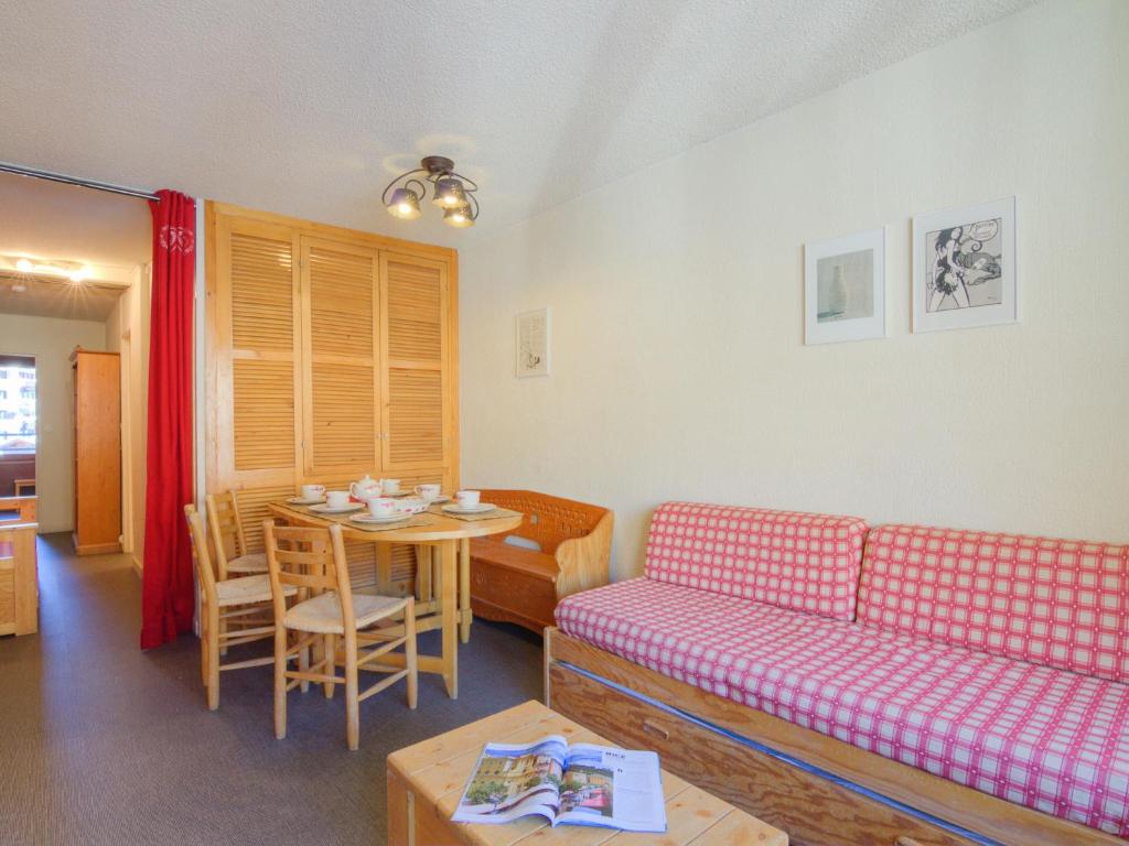 un salon avec un canapé et une table dans l'établissement Apartment Le Curling B - Val Claret-7 by Interhome, à Tignes 15 autres photos