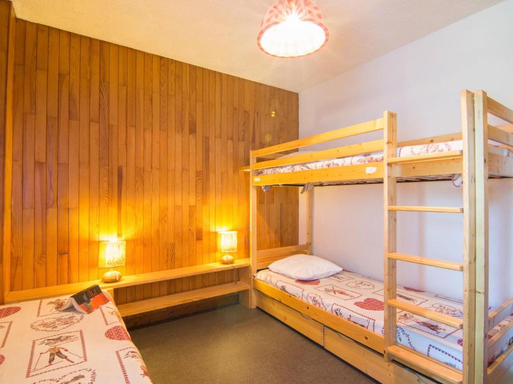 une chambre avec deux lits superposés et une échelle dans l'établissement Apartment Le Curling B - Val Claret-7 by Interhome, à Tignes