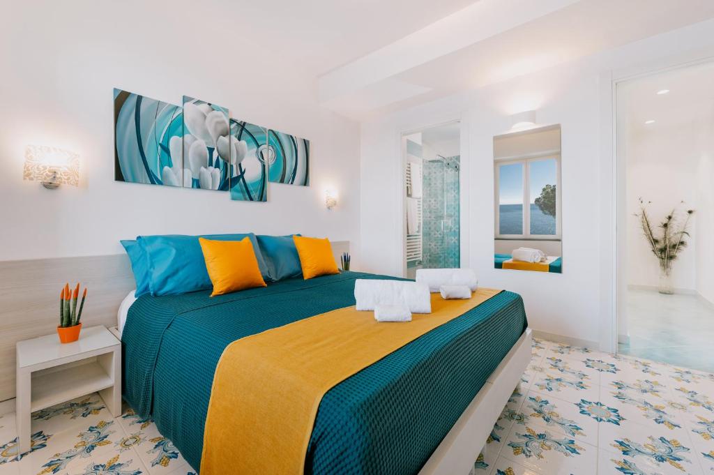 une chambre avec un grand lit dans une pièce dans l'établissement Villa Eris Amalfi Coast, à Conca dei Marini 119 autres photos