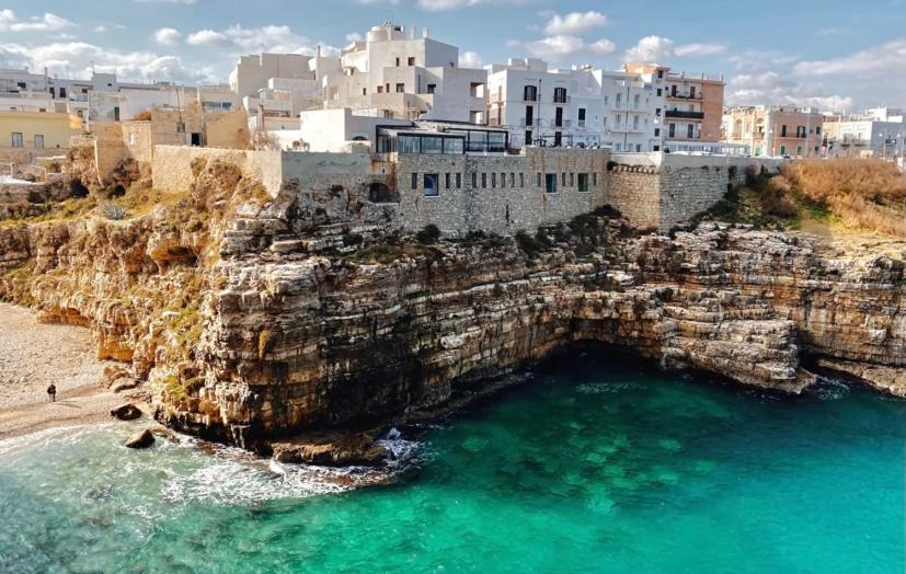 une vue aérienne d'une ville et de l'océan dans l'établissement Pugliaholidayplus - LA TORRETTA, à Polignano a Mare