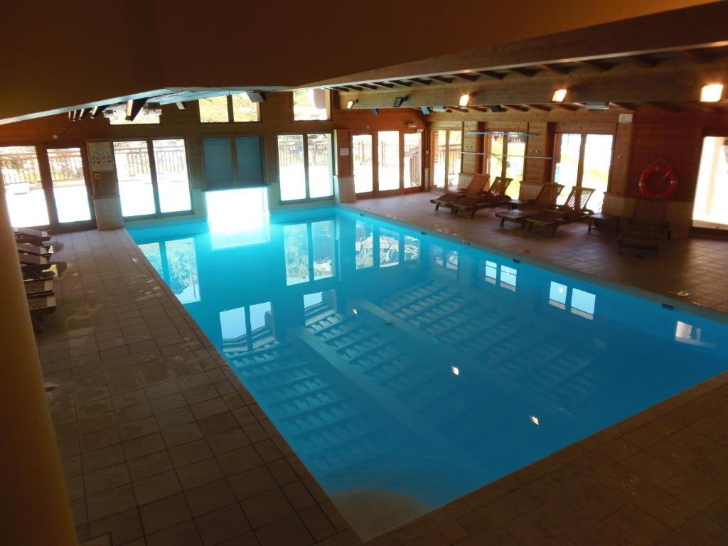 une grande piscine dans un immeuble dans l'établissement Petite Marmotte Spacieux Studio pour 4, Skis aux pieds, Le Refuge du Montagnard, Arc 1950, à Arc 1950