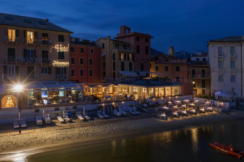 une vue d'une ville la nuit avec des lumières dans l'établissement Hotel Miramare & Spa, à Sestri Levante