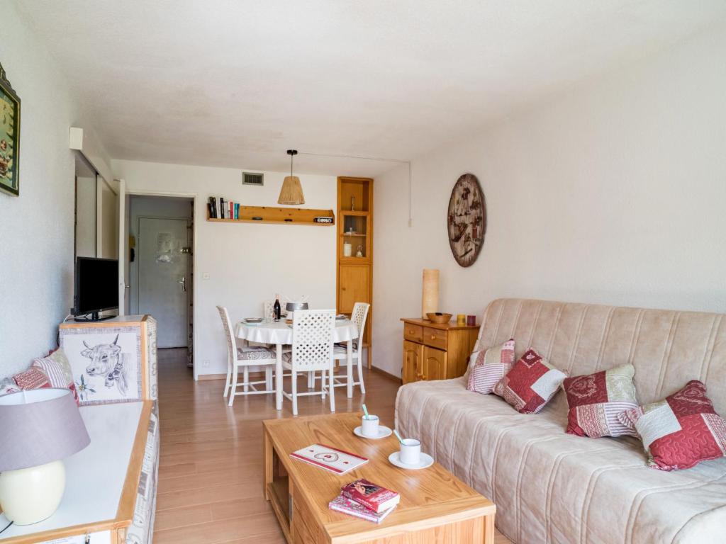 un salon avec un canapé et une table dans l'établissement Studio Lunik Orion-32 by Interhome, au Corbier