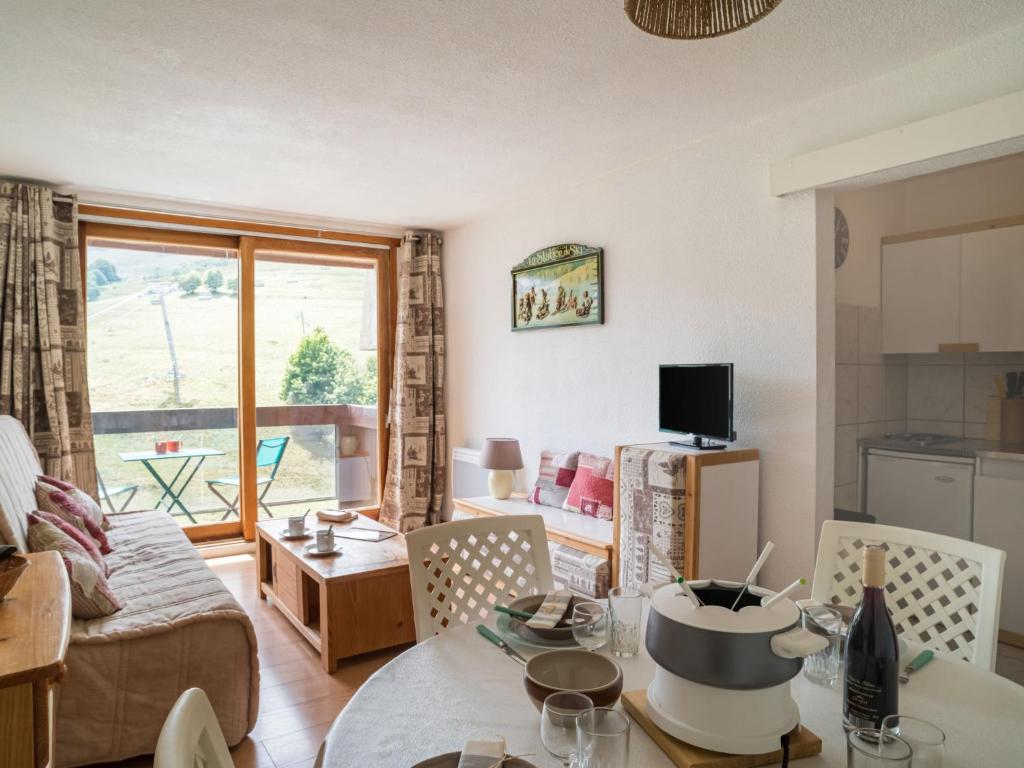 un salon avec un canapé et une table dans l'établissement Studio Lunik Orion-32 by Interhome, au Corbier