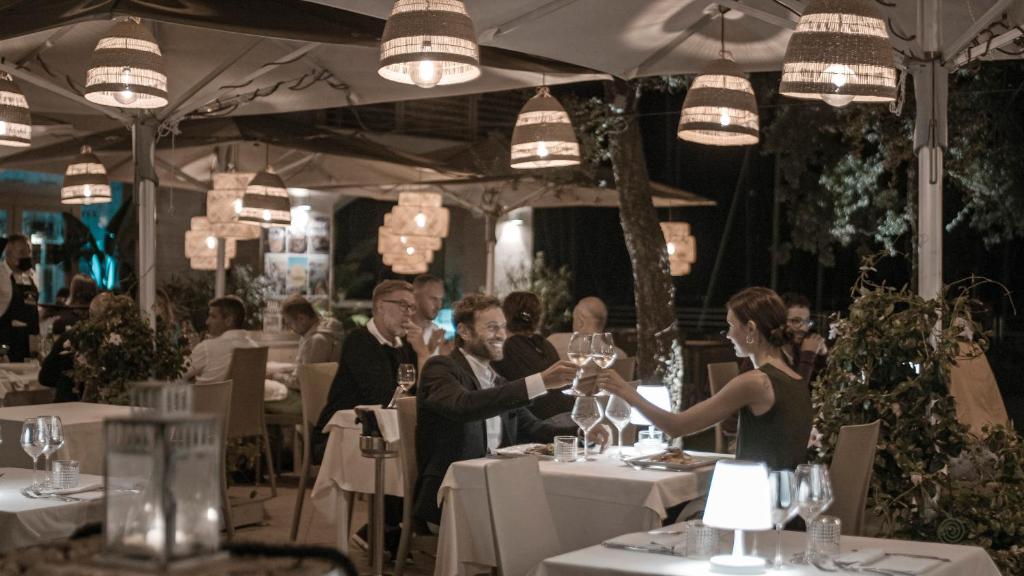 un groupe de personnes assises à des tables avec des verres à vin dans l'établissement Marina di Scarlino Resort, à Puntone di Scarlino 200 autres photos