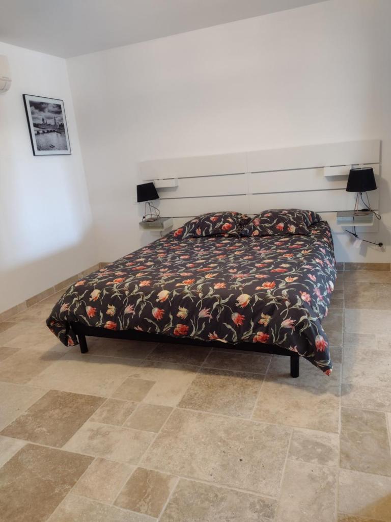 - un lit avec une couverture dans l'établissement LES GITES DU LAUZON, à Montségur-sur-Lauzon 32 autres photos
