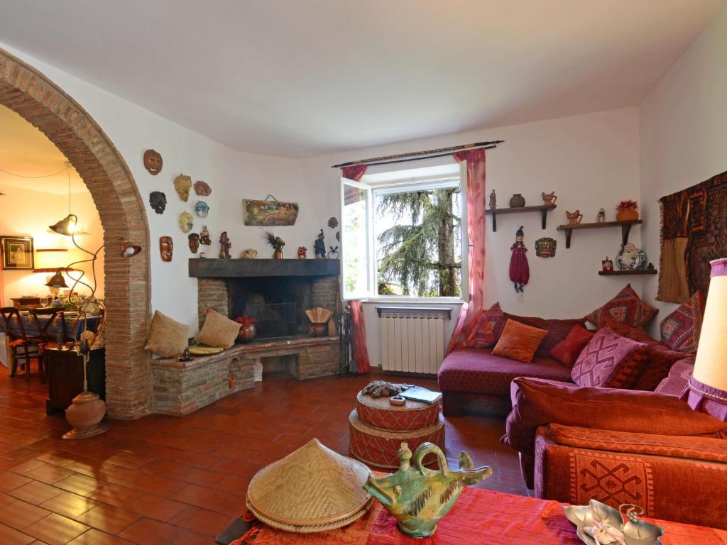 un salon avec un canapé et une cheminée dans l'établissement Villa La Goccia by Interhome, à Piegaro