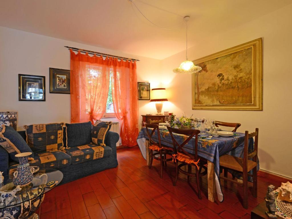 un salon avec une table et un canapé dans l'établissement Villa La Goccia by Interhome, à Piegaro 23 autres photos