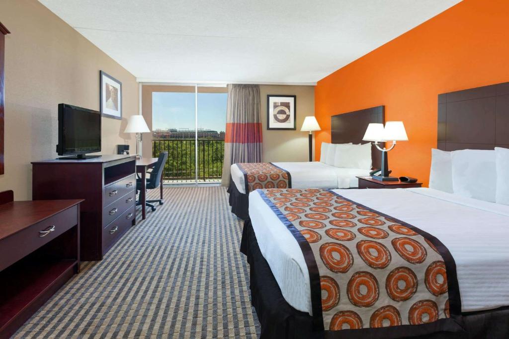 Howard Johnson by Wyndham Arlington Ballpark / Six Flags Image
