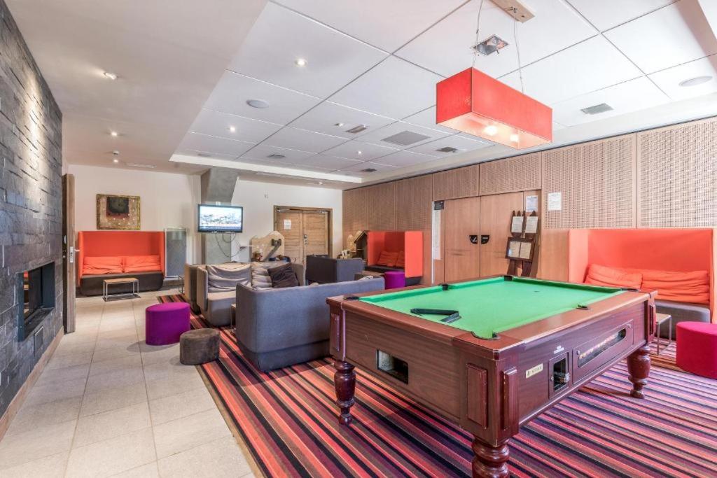 - une salle de billard avec un billard dans l'établissement Appartement Premium en pleine nature à Flaine, 8 à 10 personnes - Piscine extérieure chauffée, jacuzzi, sauna, hammam et salle de sport, à Flaine