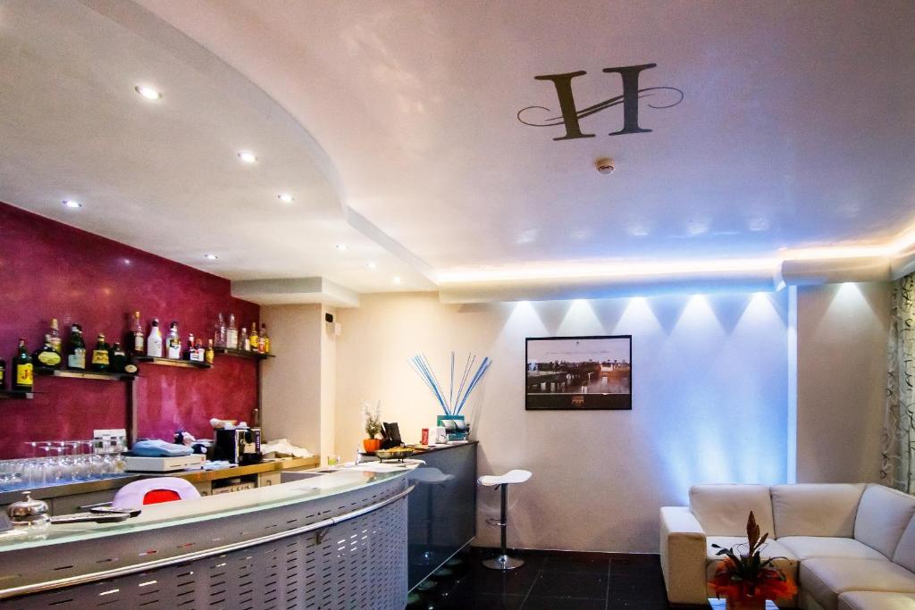 - un bar dans une pièce avec un comptoir et un canapé dans l'établissement Hotel Savoia, à Lignano Sabbiadoro 51 autres photos