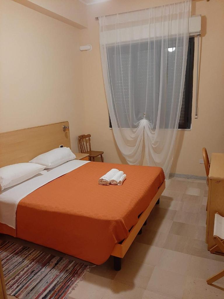 une chambre avec un lit avec deux serviettes dessus dans l'établissement Hotel South Paradise, à Palmi