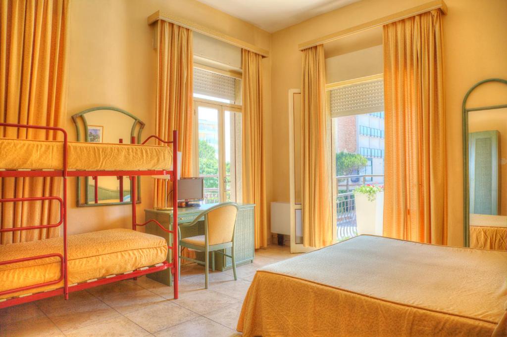 une chambre avec deux lits superposés et un bureau dans l'établissement Hotel AMALFI, à Lido di Jesolo