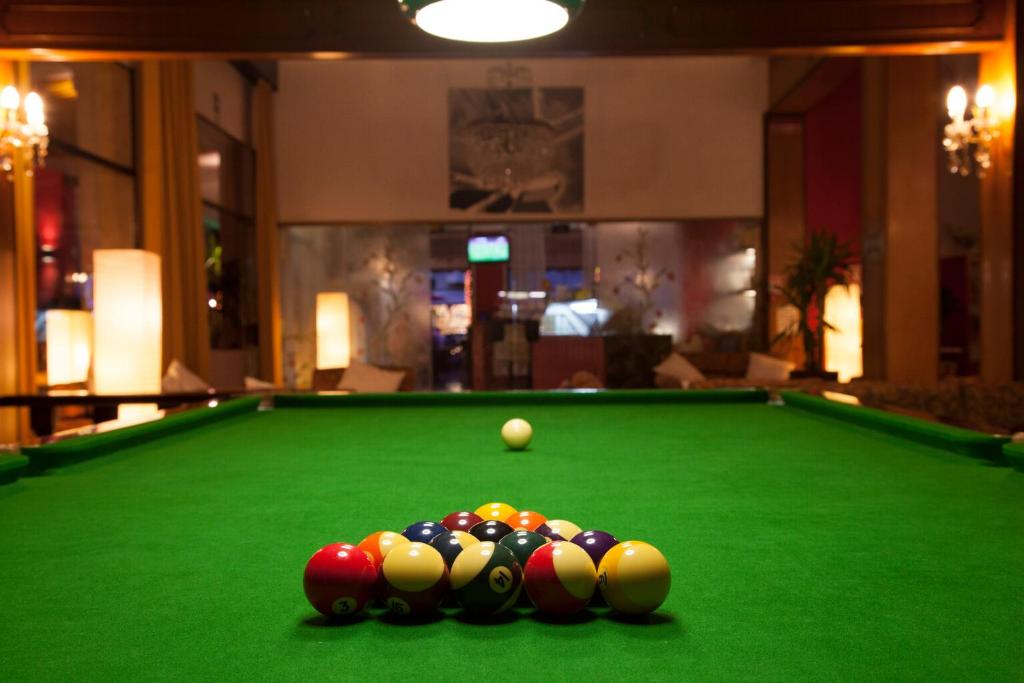 - un billard avec une pile de balles dans l'établissement Hotel AMALFI, à Lido di Jesolo