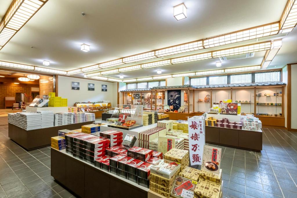 un magasin avec beaucoup de produits exposés dans l'établissement Yamanaka Onsen Hanatsubaki, à Kaga