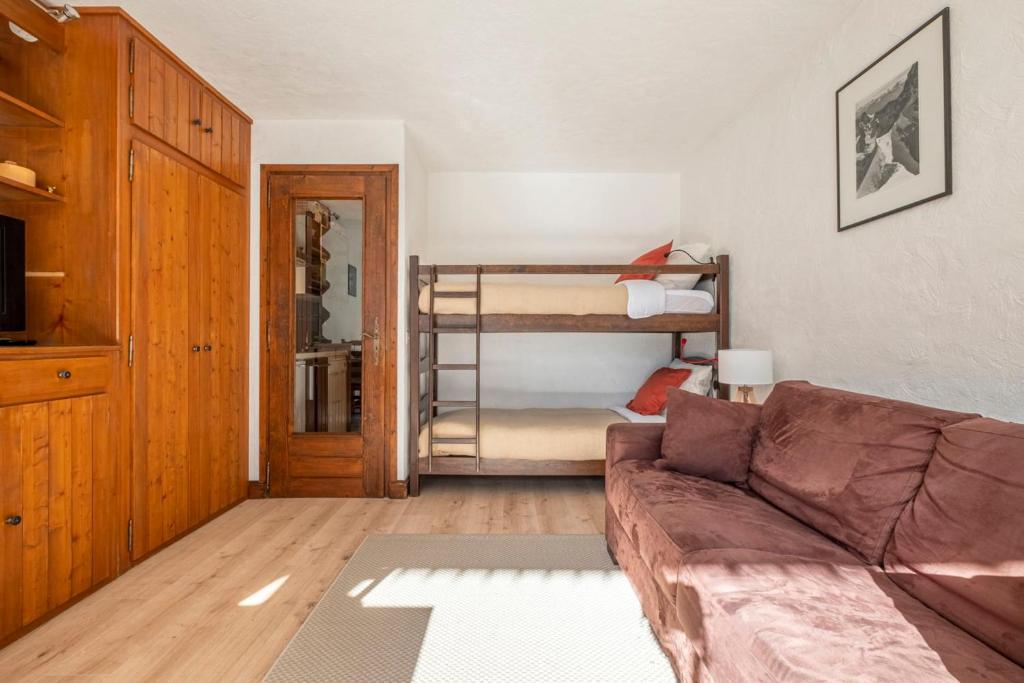 - un salon avec un canapé et des lits superposés dans l'établissement Nice Studio With Balcony In Chamonix, à Chamonix-Mont-Blanc