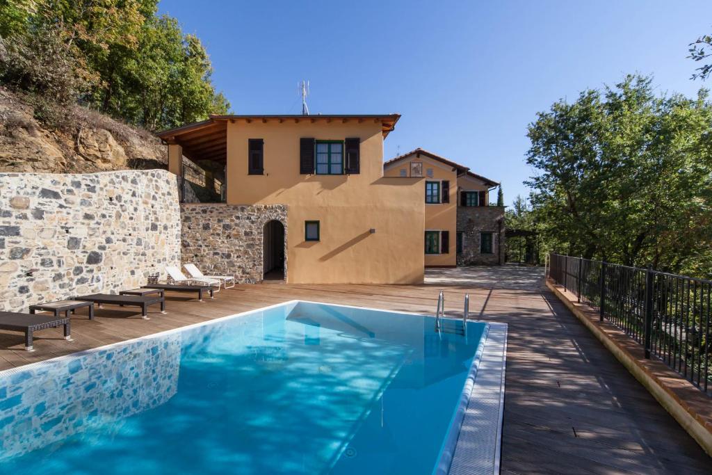une vue extérieure d'une maison avec piscine dans l'établissement Agriturismo Le Meridiane, à Borgomaro