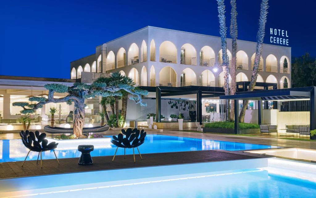 un hôtel avec une piscine devant un bâtiment dans l'établissement Hotel Cerere, à Paestum