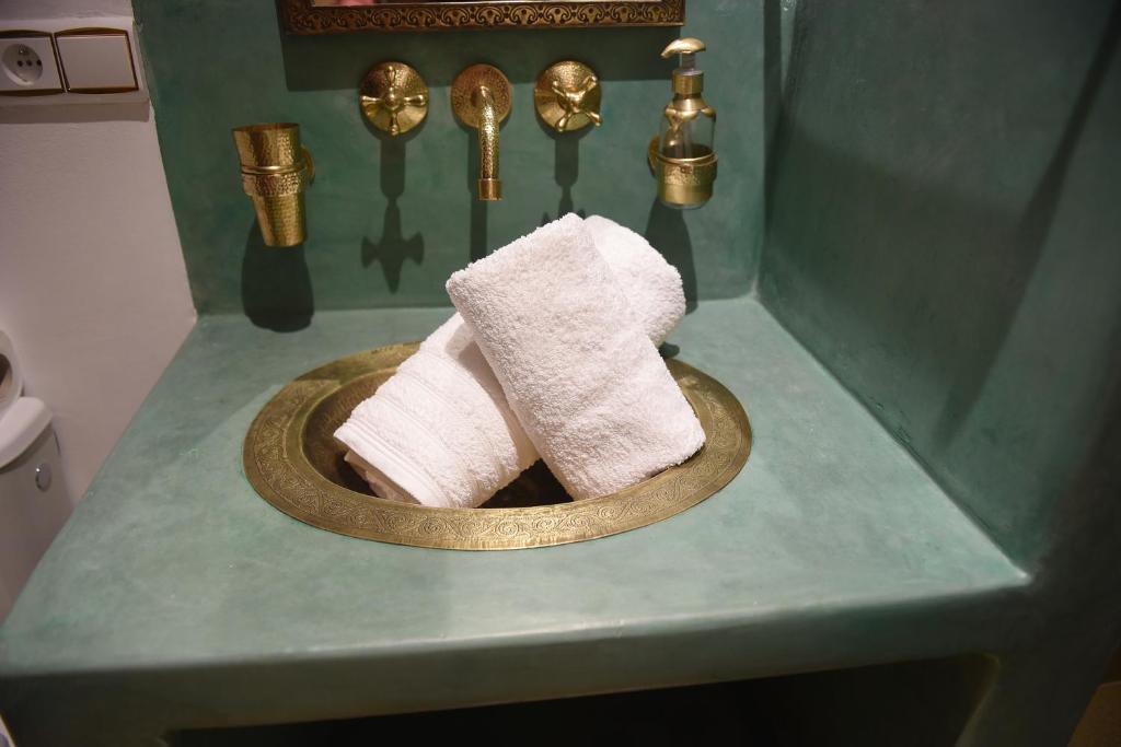 La salle de bains est pourvue d'un lavabo et de 2 serviettes. dans l'établissement Riad Nouceiba Marrakech, à Marrakech