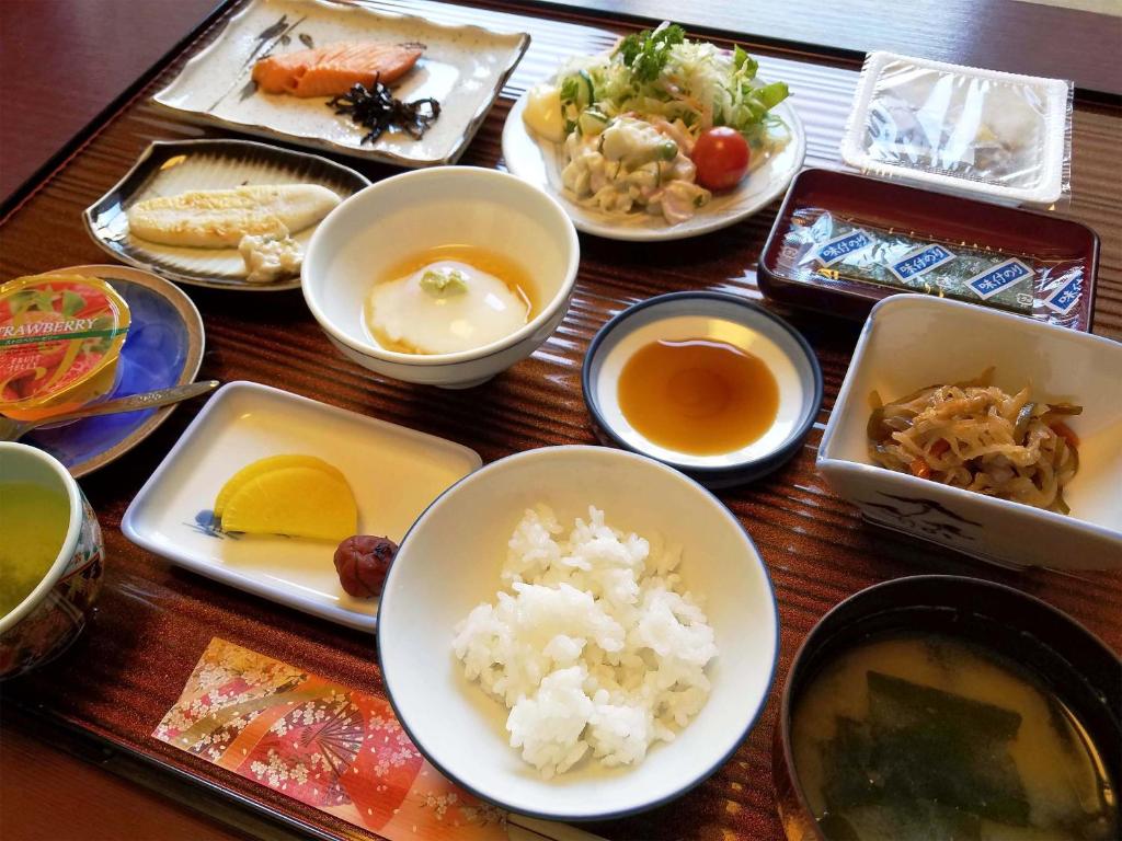 - une table avec différents plats dans l'établissement Hotel Uguisu, à Shizukuishi