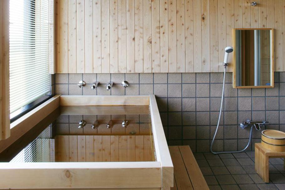 une salle de bain avec baignoire dans une chambre dans l'établissement Sanyoan, à Otofuke