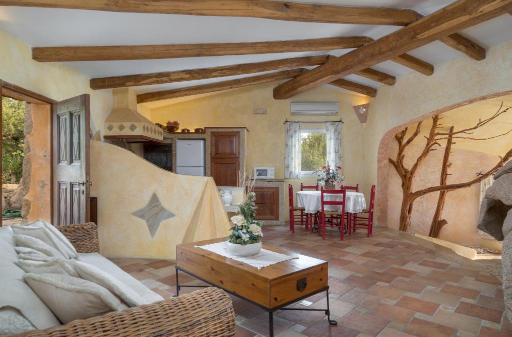 un salon avec un canapé et une table dans l'établissement Sardinia Family Villas - Villa Nina with private pool, à Abbiadori