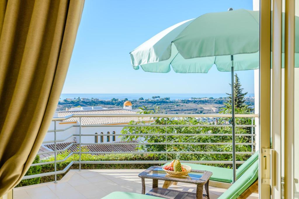 BnB Homes Ocean view Apartment with huge sunny Terrace, 2 Swimming pools & Tennis court