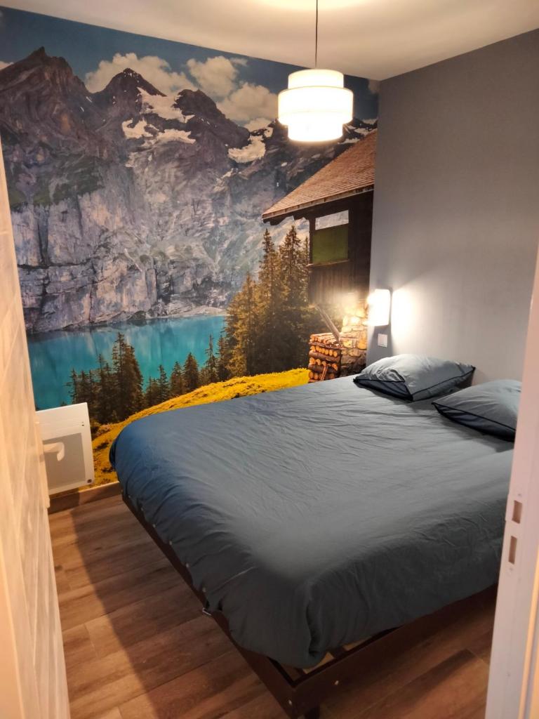 une chambre avec un grand lit avec un tableau au mur dans l'établissement Panoramic Les Angles, aux Angles 17 autres photos