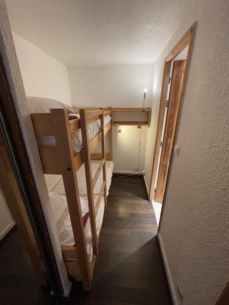 Cette petite chambre comprend 2 lits superposés et un couloir. dans l'établissement Superbe Studio avec vue exceptionnelle, à L'Alpe-d'Huez