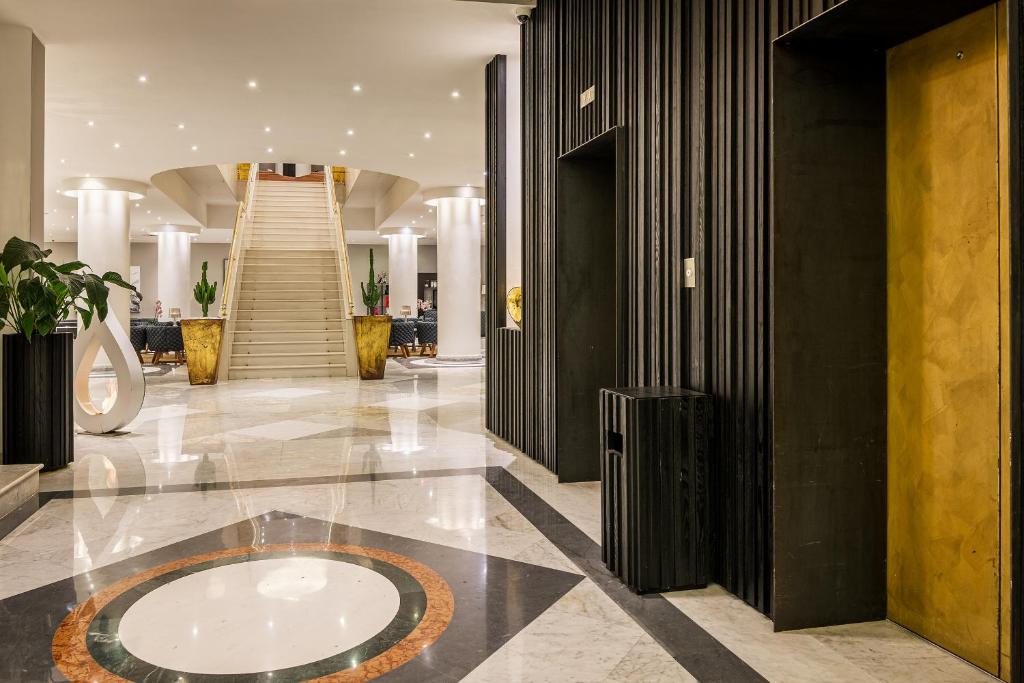 - un hall avec un grand cercle au rez-de-chaussée d'un bâtiment dans l'établissement Mec Paestum Hotel, à Paestum
