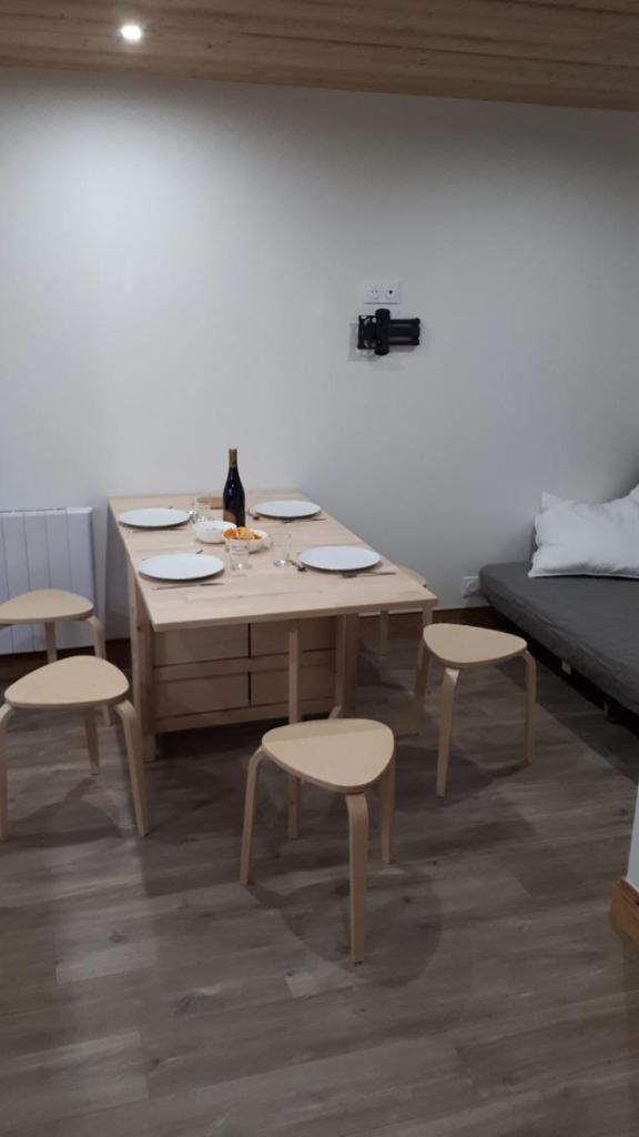 une pièce avec une table, des chaises et un lit dans l'établissement Charming Studio With Balcony, à Mâcot La Plagne
