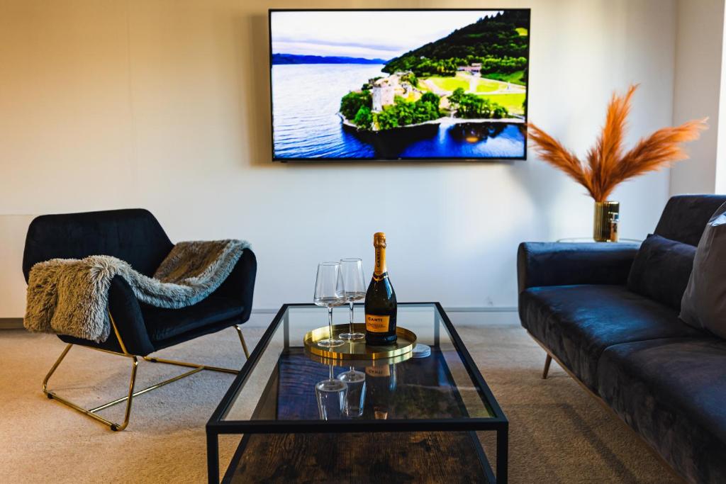 The Skyline Suite - *Private Balcony* *Views* 8