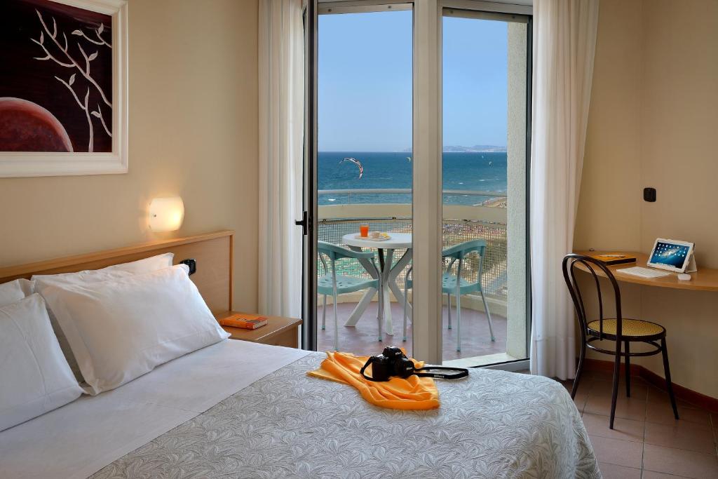 une chambre d'hôtel avec un lit et une vue sur l'océan dans l'établissement Hotel Nuovo Diana, à Senigallia