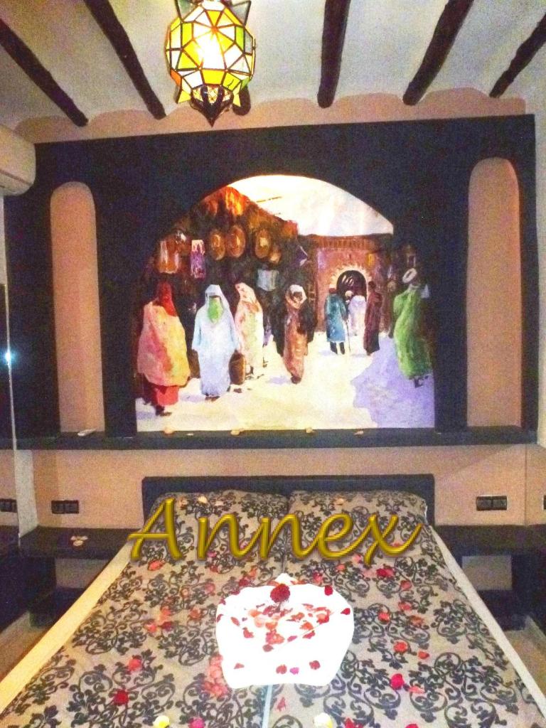 une table avec un signe qui dit amnésie sur elle dans l'établissement Ryad Laârouss Family, à Marrakech