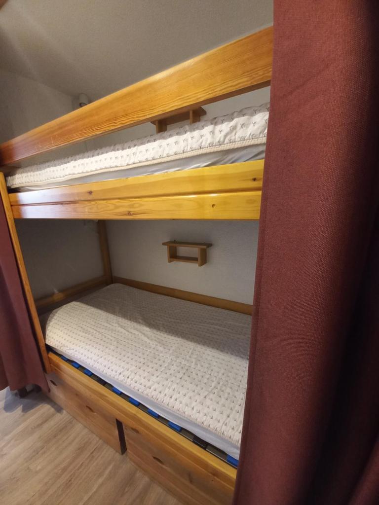 quelques lits superposés dans une chambre dans l'établissement Les écureuils du Méale, aux Orres