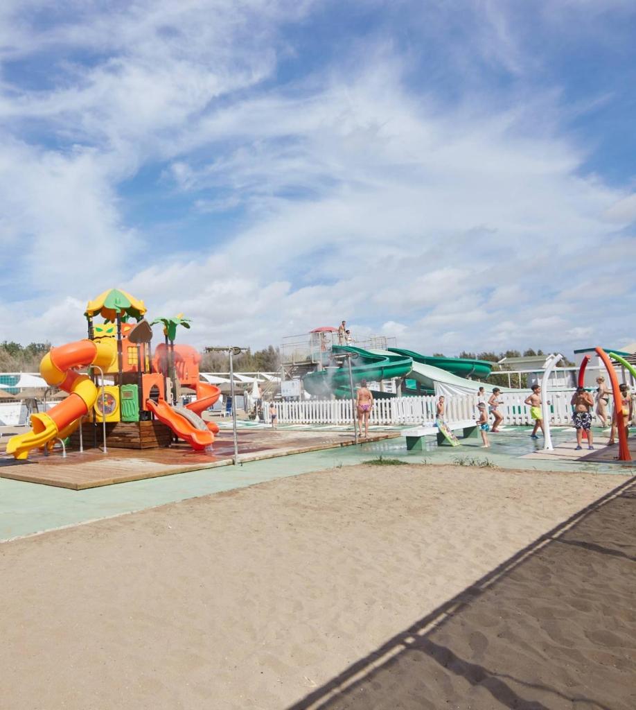 un parc aquatique avec un toboggan et une aire de jeux dans l'établissement Hotel Quadrifoglio, à Pontecagnano