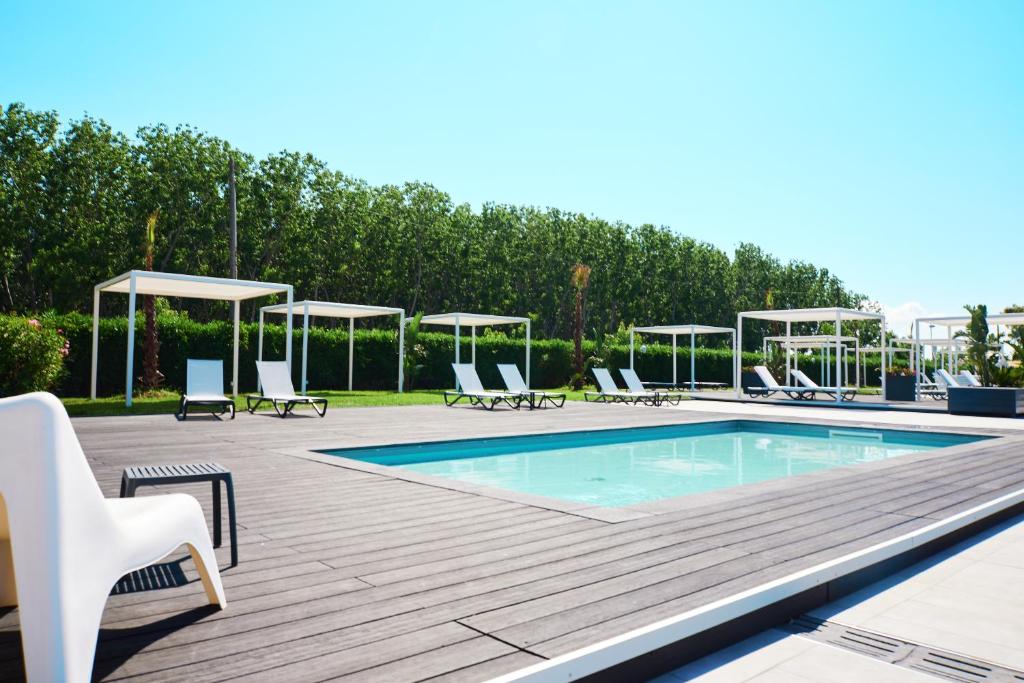 une piscine avec des chaises longues et une terrasse avec dans l'établissement Hotel Quadrifoglio, à Pontecagnano