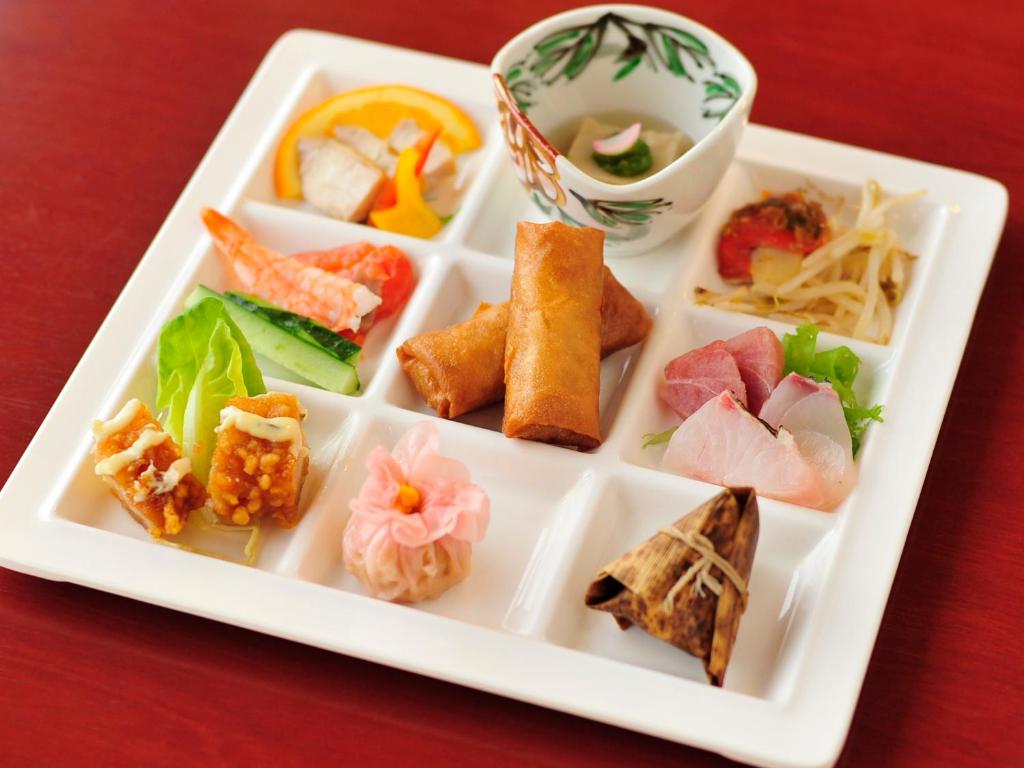 une plaque remplie de différents types de denrées alimentaires sur une table dans l'établissement Nagasaki Nisshokan, à Nagasaki