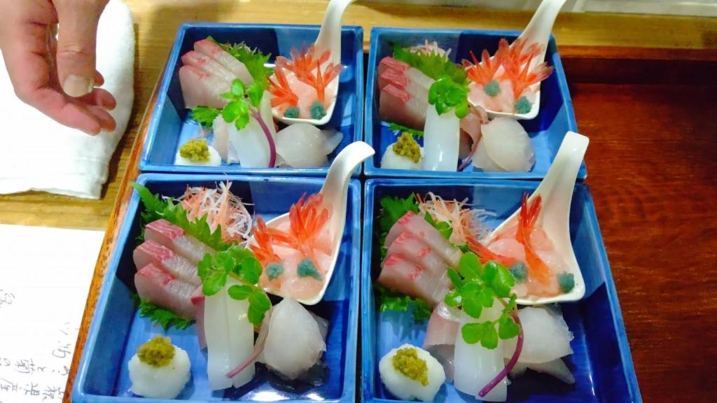 quatre conteneurs bleus en plastique remplis de sushis sur une table dans l'établissement 縁の宿 北堀, à Matsue 8 autres photos