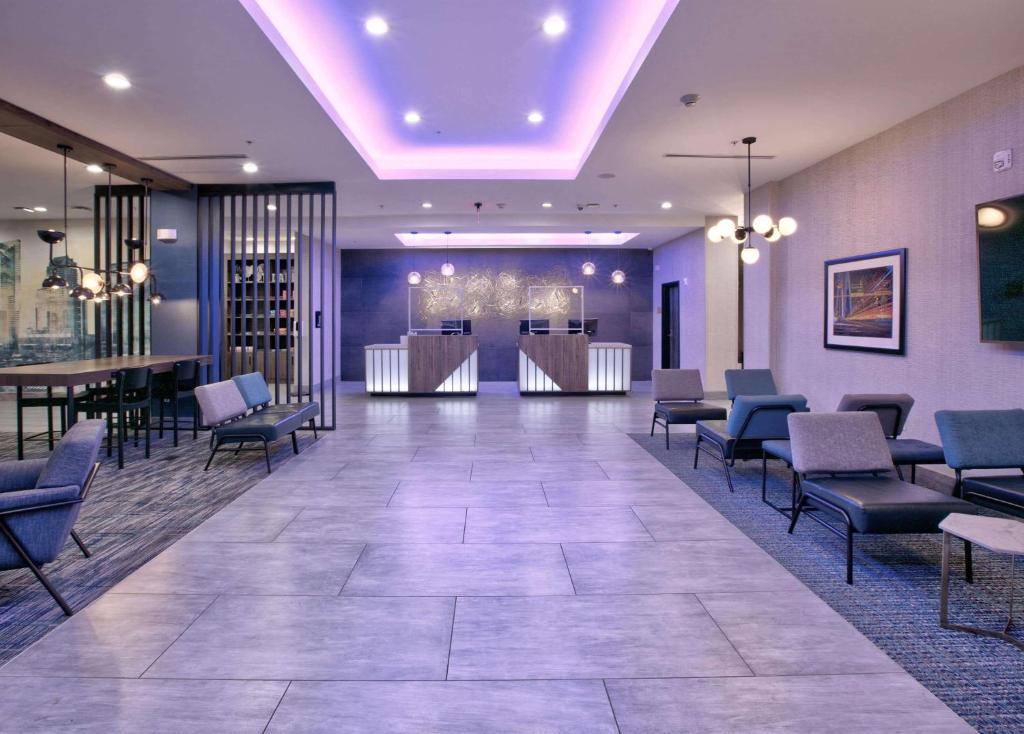 La Quinta Inn & Suites by Wyndham Dallas/Fairpark Image