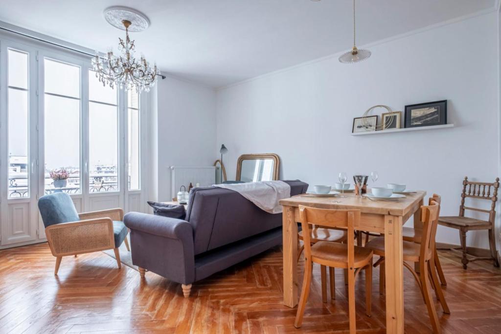 un salon avec un canapé et une table dans l'établissement Nice Apt With Balcony In Chamomix, à Chamonix-Mont-Blanc