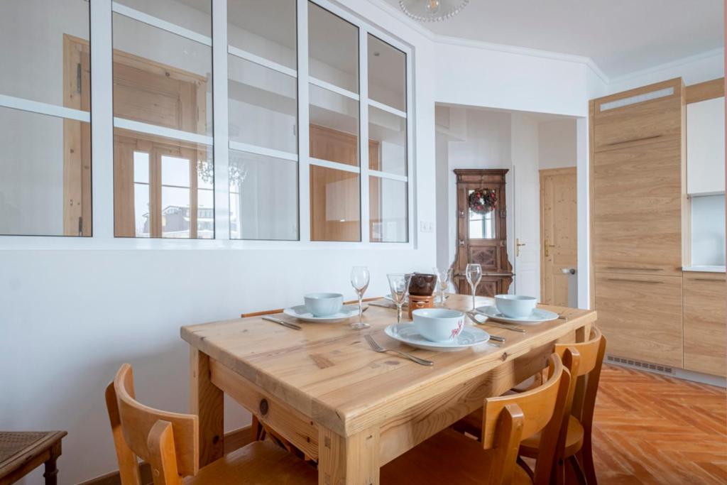 - une table en bois dans une pièce avec des chaises et une table dans l'établissement Nice Apt With Balcony In Chamomix, à Chamonix-Mont-Blanc 17 autres photos