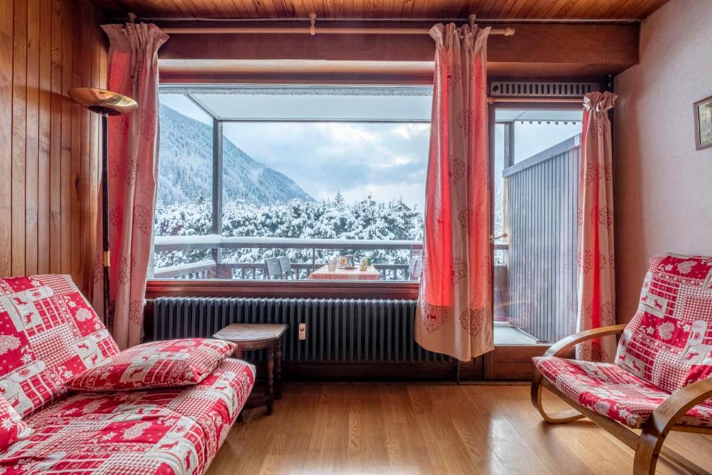 - un salon avec vue sur la montagne dans l'établissement Apartment With Balcony Close To The Ski Slopes, à Chamonix-Mont-Blanc